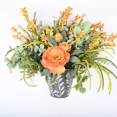 Arrangement de fleurs artificielles dans un vase en métal pour la décoration de la table