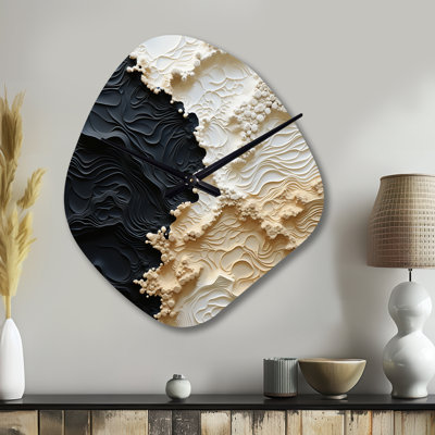 Peinture abstraite crème et noire liquide - horloge murale asymétrique en métal côtier, impression d'horloge de forme unique crème
