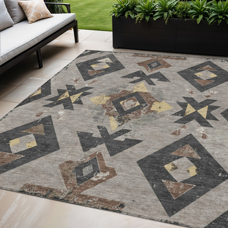 Tapis intérieur/extérieur lavable, 152 x 244 cm, taupe, anthracite et blé, à motifs aztèques.
