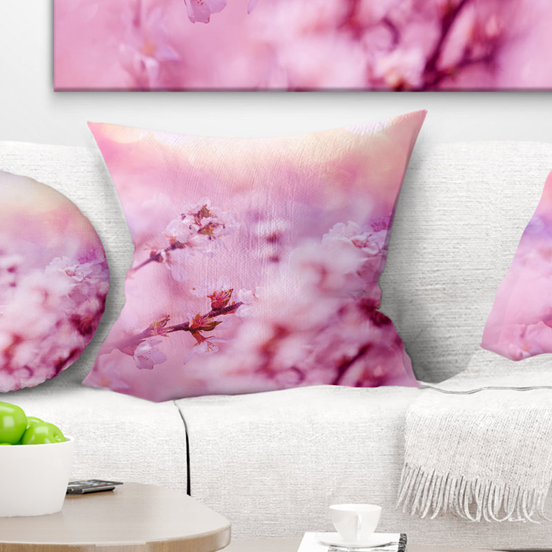 Gros plan sur une fleur de cerisier en fleur - coussin à imprimé floral, 18 po x 18 po, Coussin décoratif