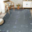 Tapis gris en coton noué à la main à motif géométrique contemporain-87377962