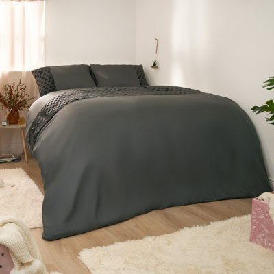 Kass Solid Colour Duvet Cover Set with Pillowcases Included