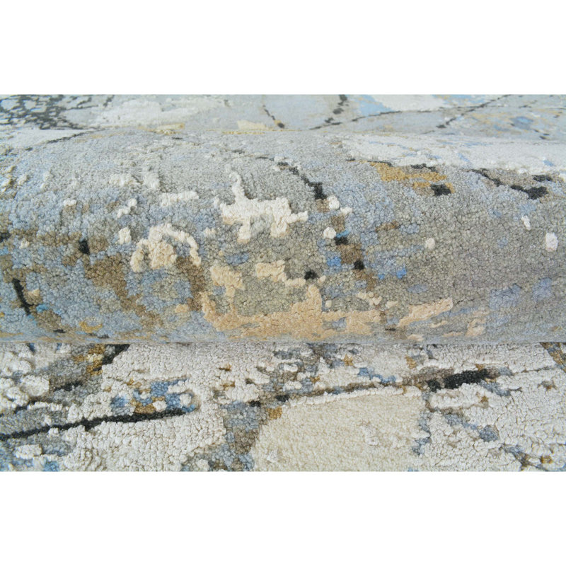Area Rug in Ivory/Multi