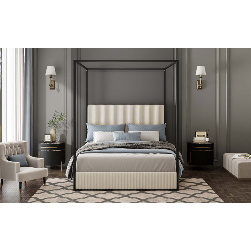 Lit à baldaquin en métal à baldaquin avec tête de lit haute rembourrée pour un confort luxueux et une allure de chambre à coucher moderne.