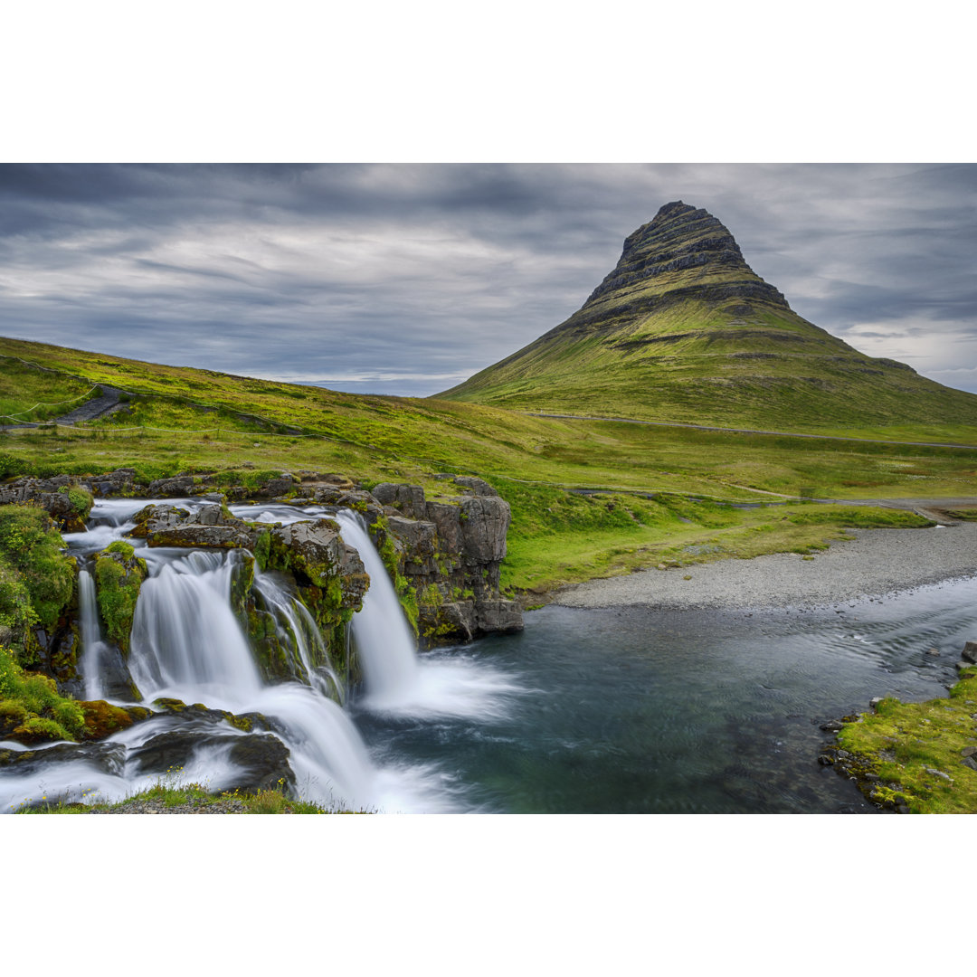 Kirkjufell Wasserfall und Berg, Island von Tunart - Druck ohne Rahmen auf Leinwand