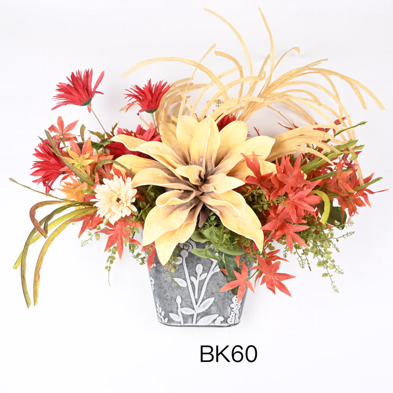 Fleurs artificielles de dahlia dans un pot en métal rustique, arrangement floral chic, bouquet de fausses fleurs pour la table de campagne