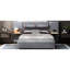 Grand lit plateforme tapissier en velours gris avec prises électriques et options de rangement