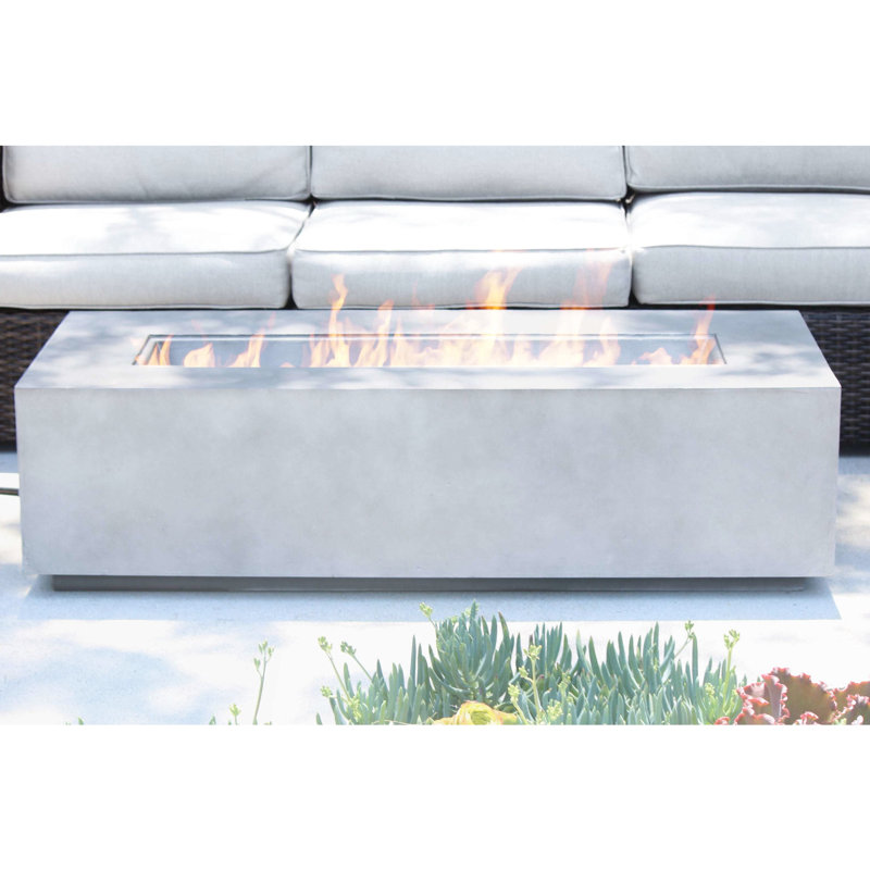 Table de feu en béton avec propane - conception élégante, réservoir dissimulé dans une fosse d'extérieur blanc crème crémeuse, construction