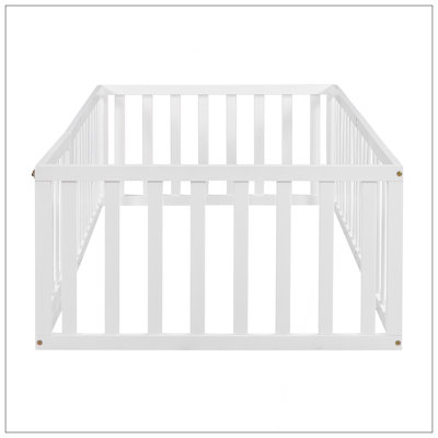 Structure de lit simple en bois avec clôture et porte