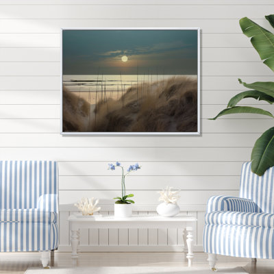 Pleine lune se levant à travers l'herbe de la plage sur toile