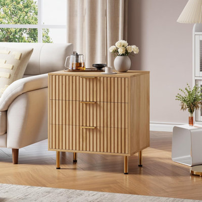 Commode moderne en bois à 3 tiroirs, commode de rangement cannelée avec pieds en métal doré, tiroirs coulissants silencieux avec conception anti-chute et anti-basculement, armoire pour le salon de la chambre à coucher, couloir pour enfants, couleur bois