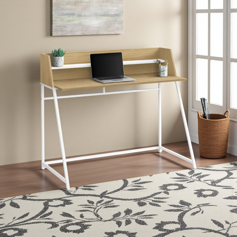 Petit bureau d'ordinateur à finition naturelle avec pattes en métal H 38,96 po x l 47,07 po x P 23,59 po.