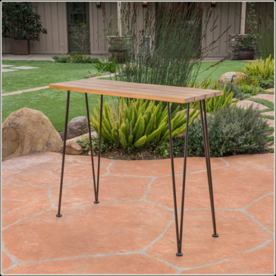 Charmante table de bar en bois et en métal de style industriel pour les réceptions en plein air