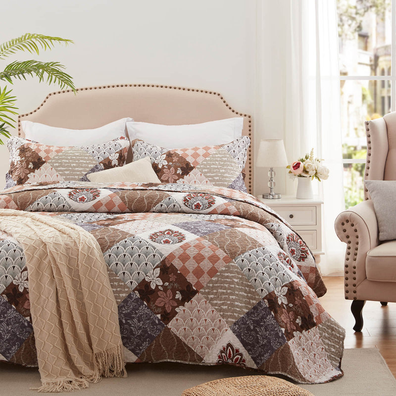 3-Piece King Size Quilt Set - Lightweight Microfiber Bedspread & 2 Pillow Shams, Brown Patchwork Floral Pattern, Oversized 98x106 Inches, All-Season Bed Cover