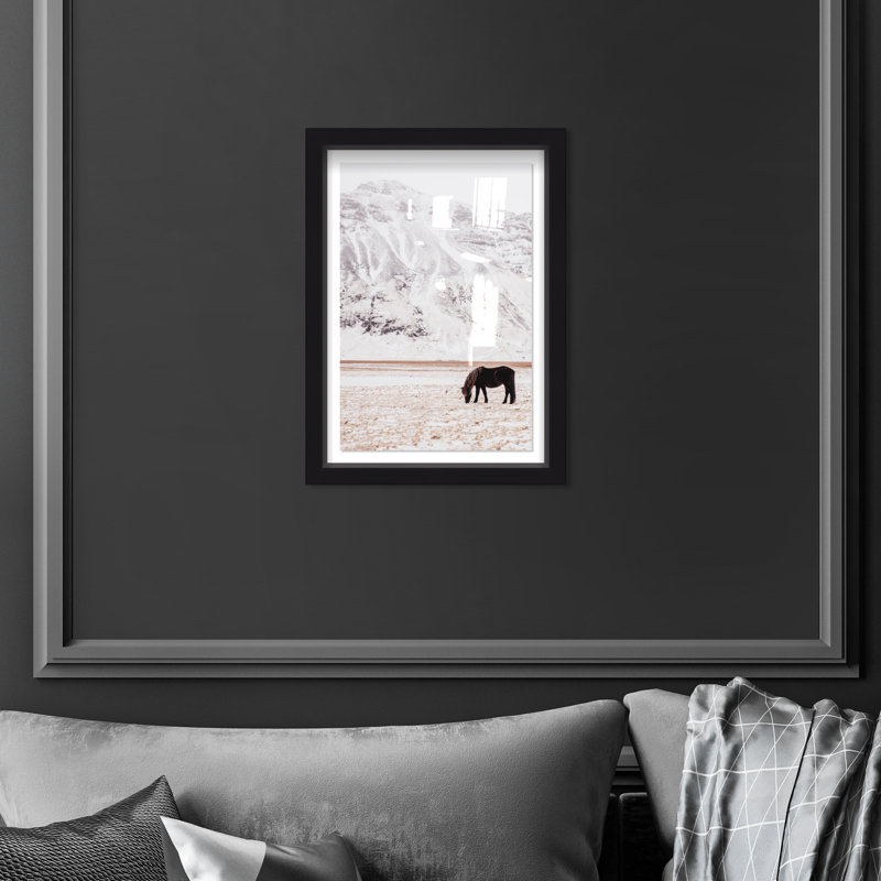 Cheval de ferme et montagne sauvage - Photographie, H 46 po x l 31 po, Cadre noir