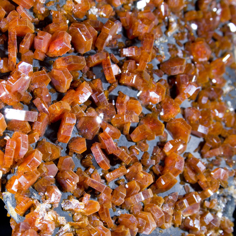 Vanadinite sur cristal de goethite