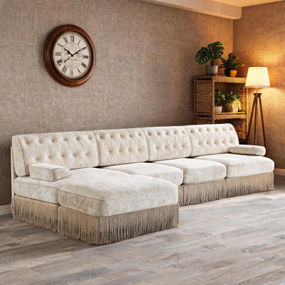 Canapé modulaire en velours de 135 po en forme de L pour animaux de compagnie, jupe à pampille Chesterfield, accoudoirs carrés légèrement courbés