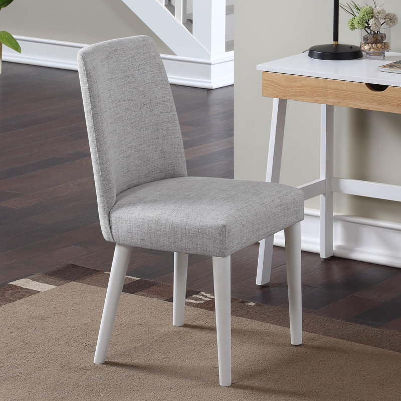 Chaise avec pieds blancs et tissu gris