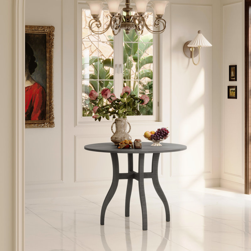 Table de salle à manger ronde en chêne gris de 100 cm (39,4 po) avec finition patinée à la main, favorisant les échanges conviviaux. Son grain floral naturel la rend idéale pour les repas intimes.