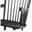 Chaise berçante noire à dossier fuselé