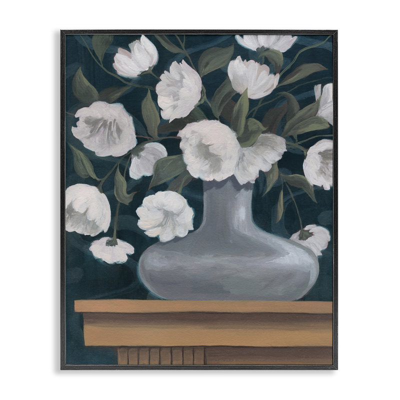 Fleurs blanches dans un vase rond, estampe numérique par Grace Popp, Giclée encadrée noir minuit, H 14 po x l 11 po