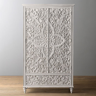 Armoire classique et rétro sculptée