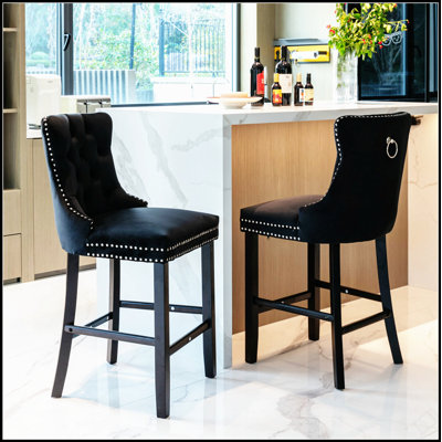Tabourets de bar contemporains rembourrés en velours avec dossier capitonné, pieds en bois et garniture cloutée chromée, ensemble de 2