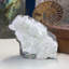 Apophyllite vert clair à double terminaison avec stilbite miniature sur basalte