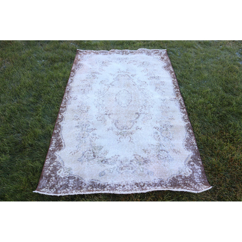 Tapis turc rétro avec motif géométrique traditionnel dans des tons chauds de terre pour la décoration intérieure