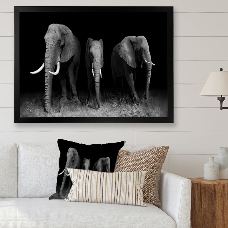 Éléphants en noir et blanc - art mural traditionnel sur toile, Cadre photo noir, H 8 po x l 12 po x P 1,5 po