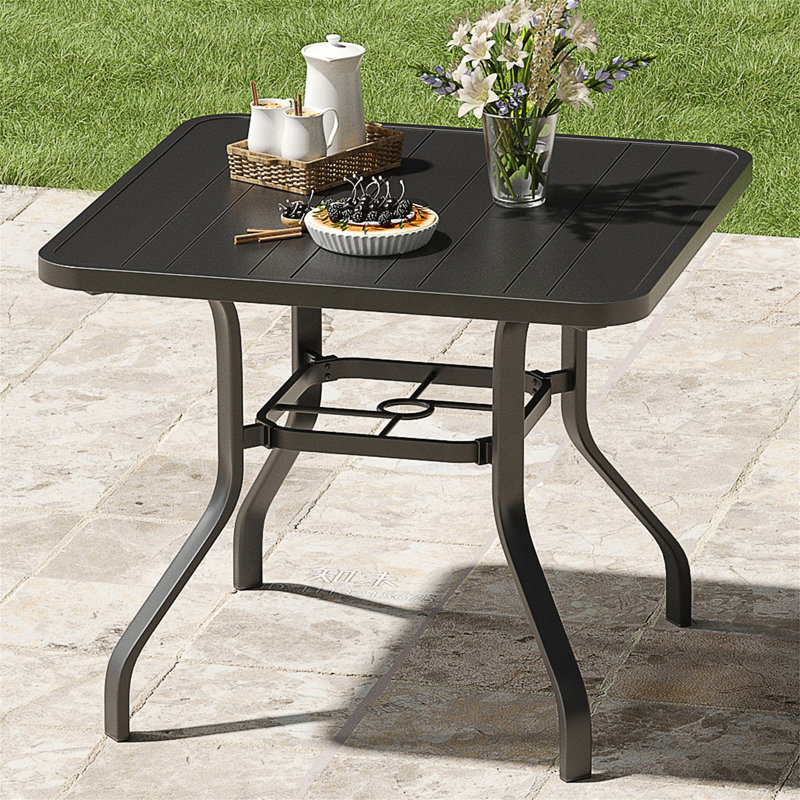 Table carrée pour l'extérieur avec trou pour parasol, structure en métal durable et finition résistante aux intempéries pour une utilisation sur le patio