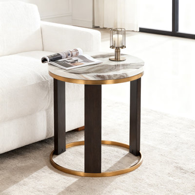 Table de bout contemporaine avec plateau en faux marbre et structure en métal, finition laiton et accents de grain de bois foncé pour le salon