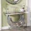 Console moderne argentée incurvée pour espace de vie principal, losange en forme de 3c, bords de miroir polis à la main, base en diamant artisanale audacieuse, reflet de miroirs, conception en spirale unique