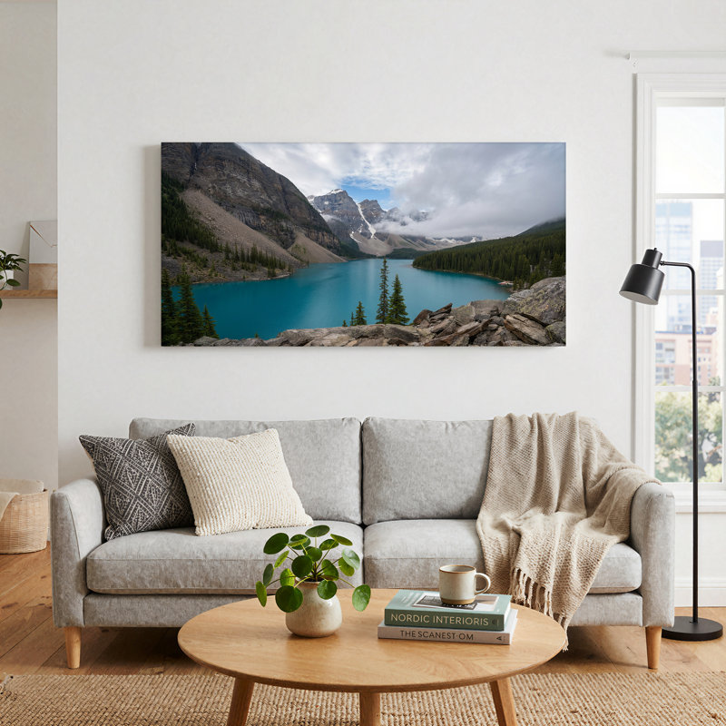 Tableau sur toile représentant un lac de montagne turquoise avec des sommets enneigés et des pins, 58“W x 28”H