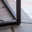 Banc de jardin moderne en bois et fer, structure noire, lattes grises