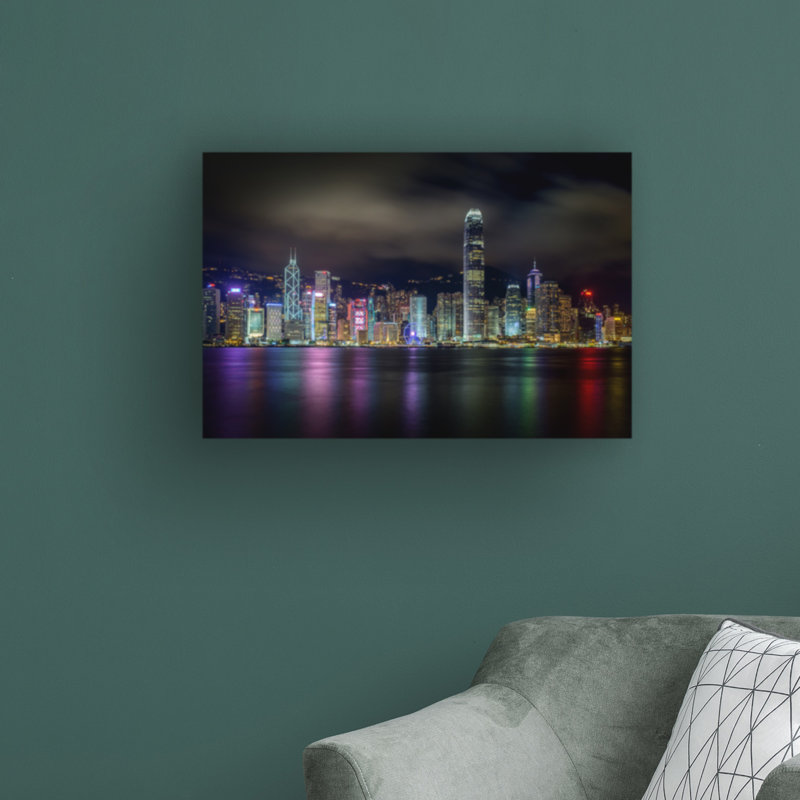«Hong Kong Skyline 001» par Tom Wang - reproduction de photo sur toile tendue, H 30 po x l 47 po x P 2 po
