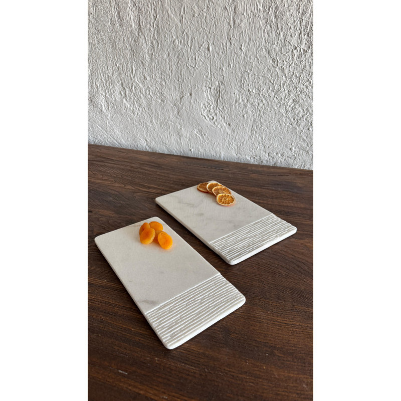Ensemble de présentation en marbre blanc dentelé