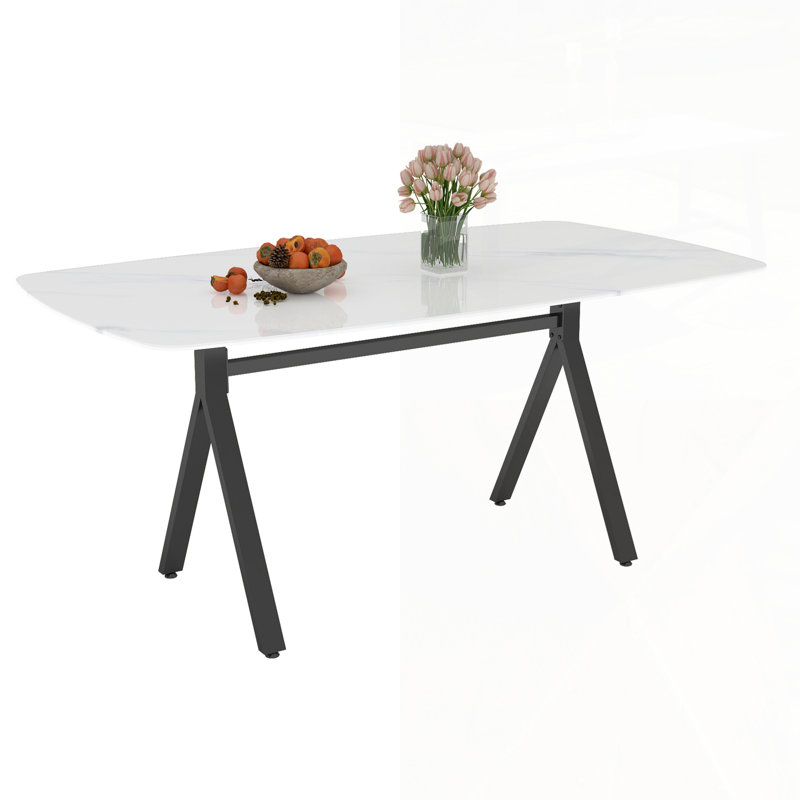 Table de salle à manger rectangulaire en verre trempé avec motif en marbre et pieds en métal noir robustes, pour un décor de restaurant moderne.
