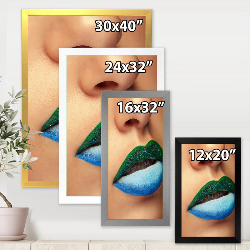 Gros plan sur les lèvres avec maquillage et supports tendance - Photographie sur toile, Toile encadrée d'or
