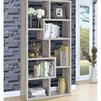 Bibliothèque à 7 étagères en bois flotté gris, au design géométrique et asymétrique, idéale pour ranger de petits objets de décoration. Fabriquée en bois d'ingénierie robuste, cette bibliothèque verticale offre une excellente durabilité.