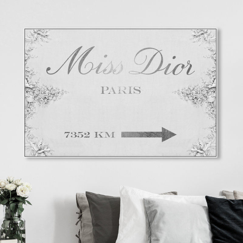 Miss D Road Sign Classic - Art textuel sur toile, H 20 po x l 30 po, Cadre blanc