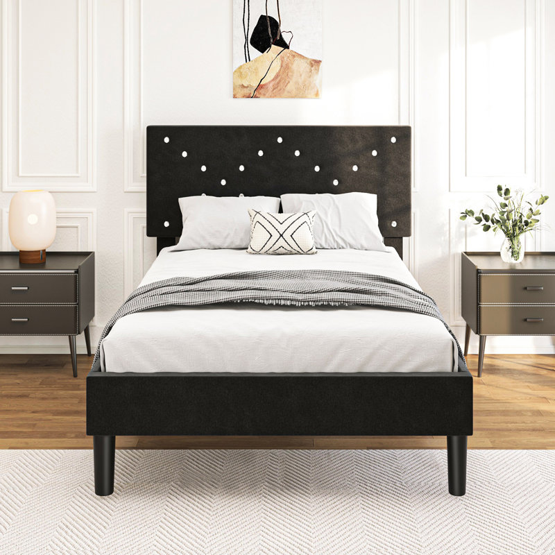 Lit plateforme simple avec tête de lit tapissier, finition noire, construction en métal et en bois, pieds de protection robustes, barres silencieuses pour un sommeil tranquille, capacité de 800 livres, support de matelas à lattes solides, rapide