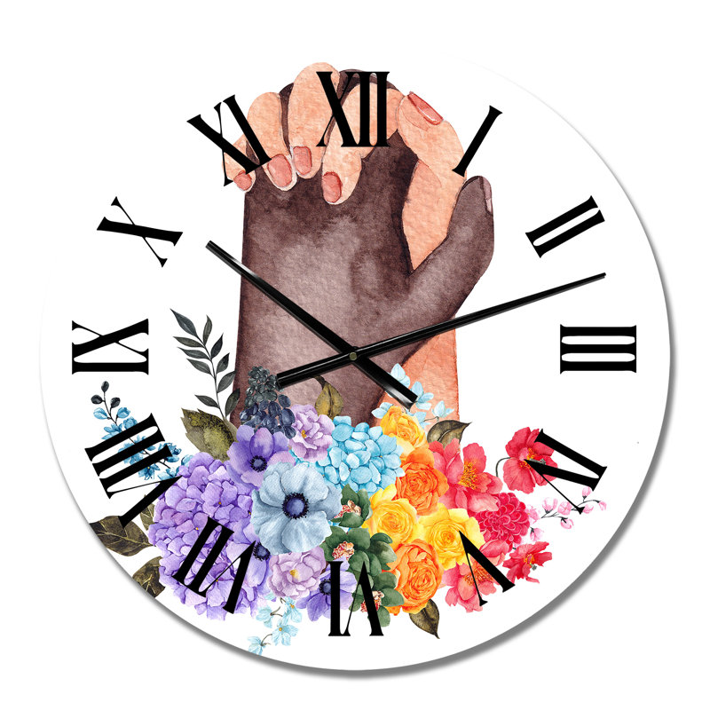 Horloge murale traditionnelle main brune tenant une main rose avec des fleurs, Petit