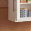 Cette armoire de rangement murale blanche minimaliste convient à divers environnements tels que les salles de bain et les vestibules. Ses tablettes multicouches offrent un rangement flexible, alliant esthétique et fonctionnalité pour créer une maison propre et confortable.