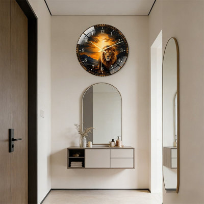 Cette magnifique horloge 2D met en scène un lion majestueux se détachant sur un coucher de soleil montagneux. Ses chiffres sont nets et son mouvement à quartz silencieux. Un élément de décoration animalière exceptionnel pour les salons, les bureaux et les intérieurs classiques.