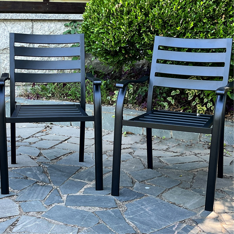 Chaises d'extérieur noires en métal, une de 2 pour les jardins, les terrasses et les piscines. Cadre météo, procédé écologique, salle à manger au bord de la piscine. Fer, finition, installation rapide