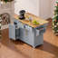 Chariot pour îlot de cuisine de 59,3 po de large avec plateau coulissant en bois d'hévéa avec organisateurs coulissants, armoire à déchets, 2 prises CA + USB-C, 3 tiroirs, 5 roulettes
