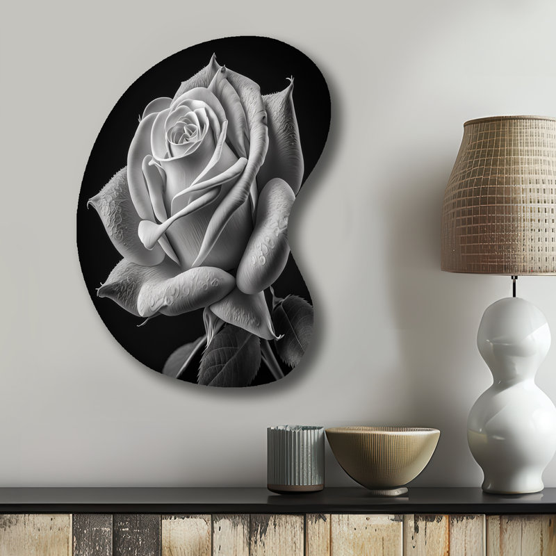 «Blossoming Rose On I - Floral Rose Boom Shape» - Art mural en métal asymétrique, H 31 po x l 22 po