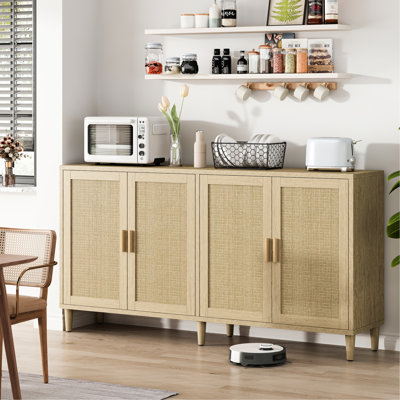 Armoire de rangement naturelle de 70 po avec quatre portes décoratives, des tablettes réglables pour divers articles, ajoute de la personnalité aux tablettes de buffet de la maison, une stabilité des pieds en bois massif, une organisation idéale pour la salle à manger