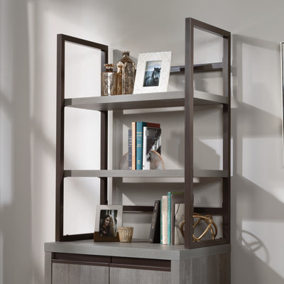 Brun contemporain avec structure en métal, tablettes ouvertes pour l'organisation, bureau de travail à assemblage simple avec finition chêne, bandes d'impact, deux tablettes, petits bureaux idéaux